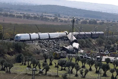 İspanya, 68 kişinin hayatını kaybettiği tren çarpışmasının ardından üç günlük ulusal yas ilan etti
