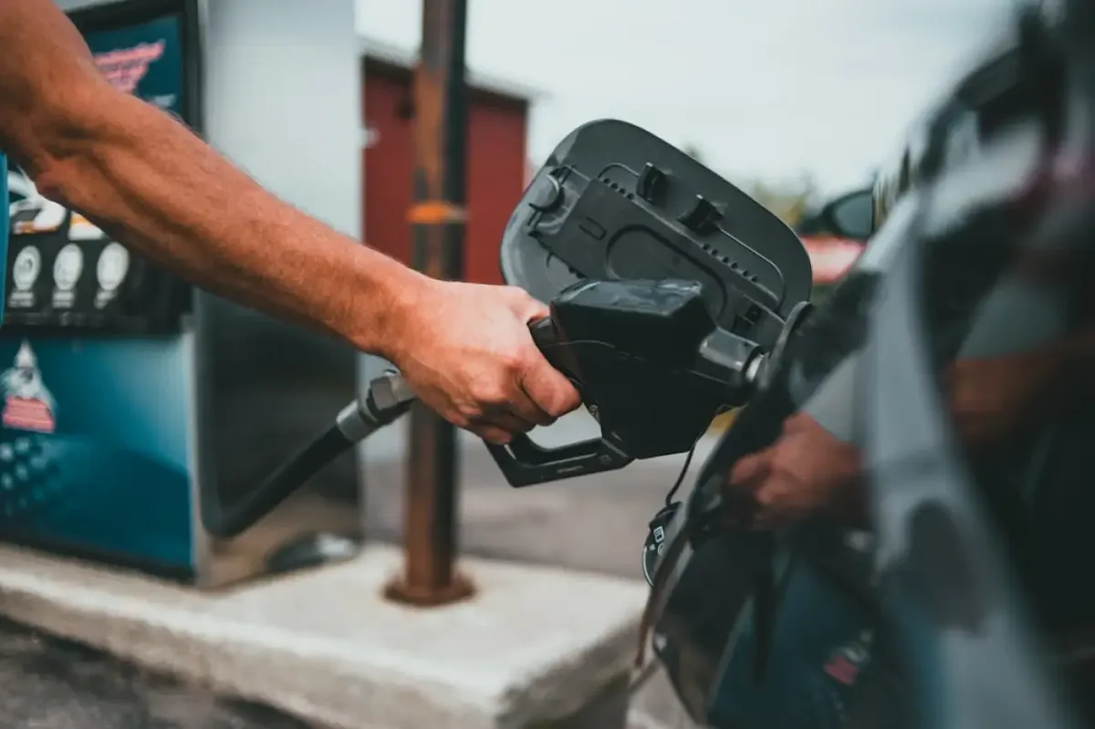 Türkiye'de motorin litre başına 6,40 lira zamlanırken benzin 96 kuruş ucuzlayacak