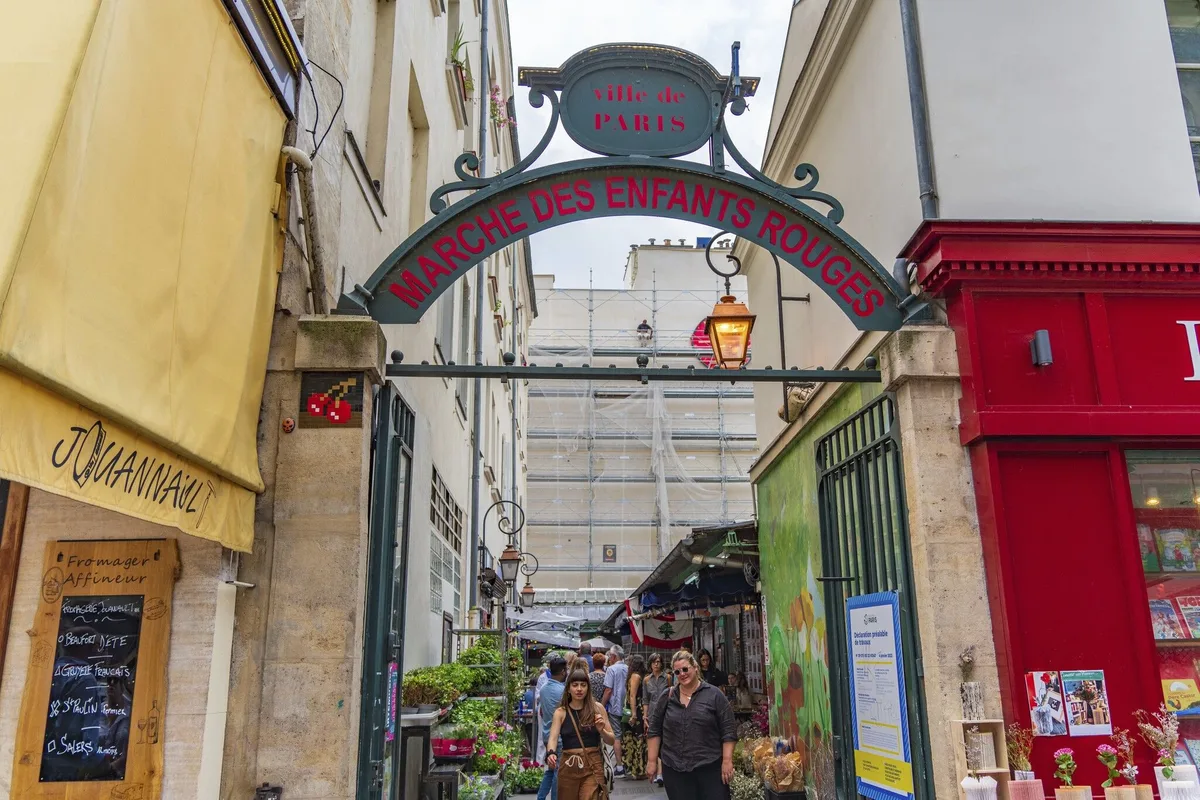 Un incendie détruit le marché historique des Enfants Rouges à Paris