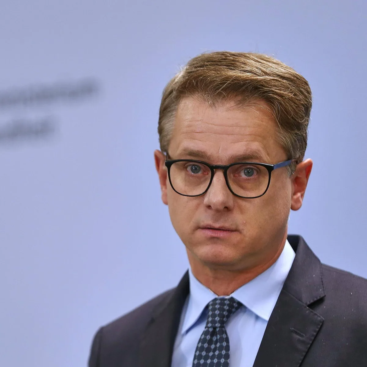 Minister van Volksgezondheid Linnemann sluit kortingen op zorguitkeringen niet uit