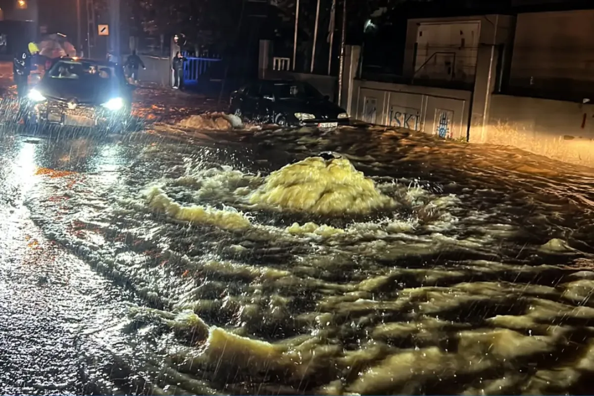 Muere un adolescente de 14 años tras recibir una descarga eléctrica en el agua de una inundación en Fatih, Estambul