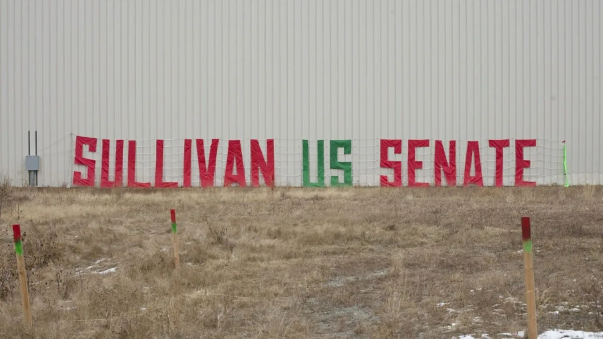 Informe: la campaña de Peltola reclutó a un segundo Dan Sullivan para las elecciones al Senado de Alaska
