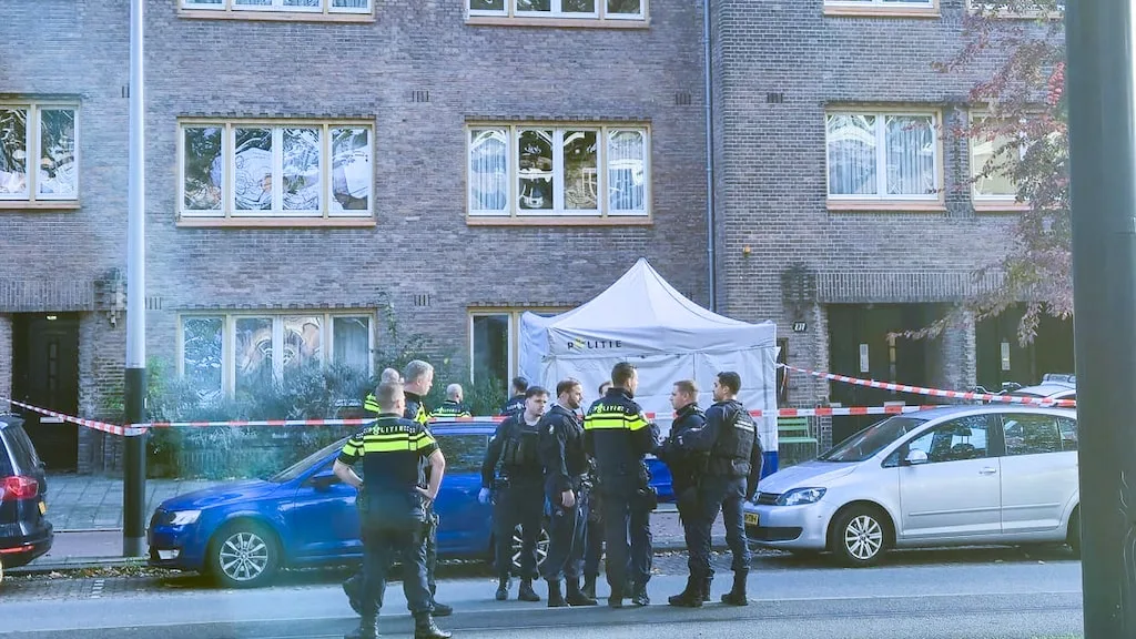 Eenjarige jongen naar het ziekenhuis na val van derde verdieping in Amsterdam