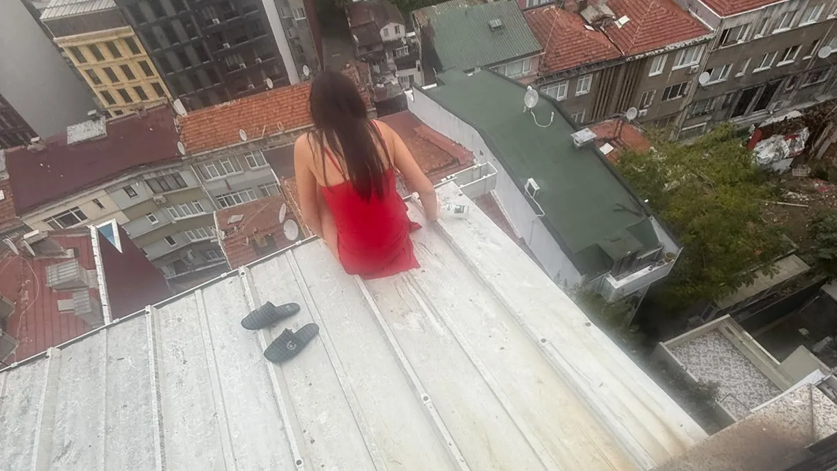 Donna kazaka muore dopo essere precipitata attraverso un tetto a Istanbul; fermate due persone