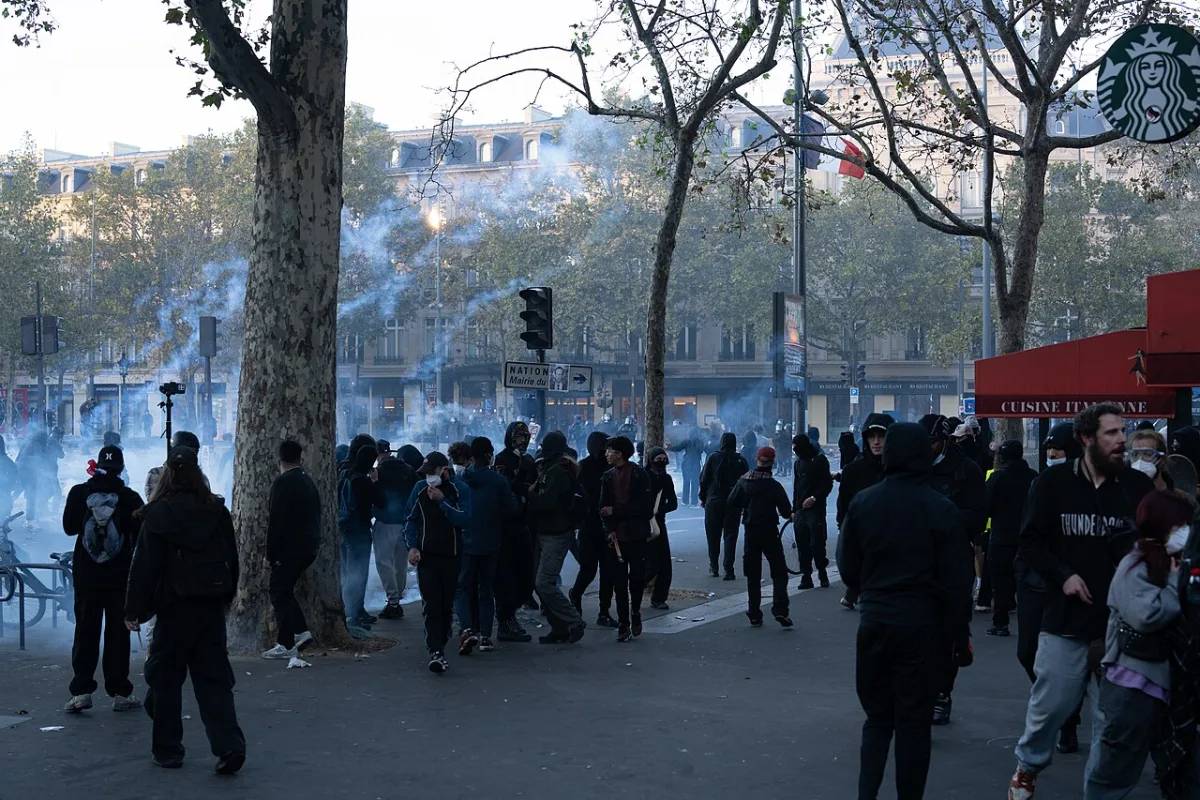 Traangas boven de menigte op de Place de la République in Parijs op 17 oktober 2026.