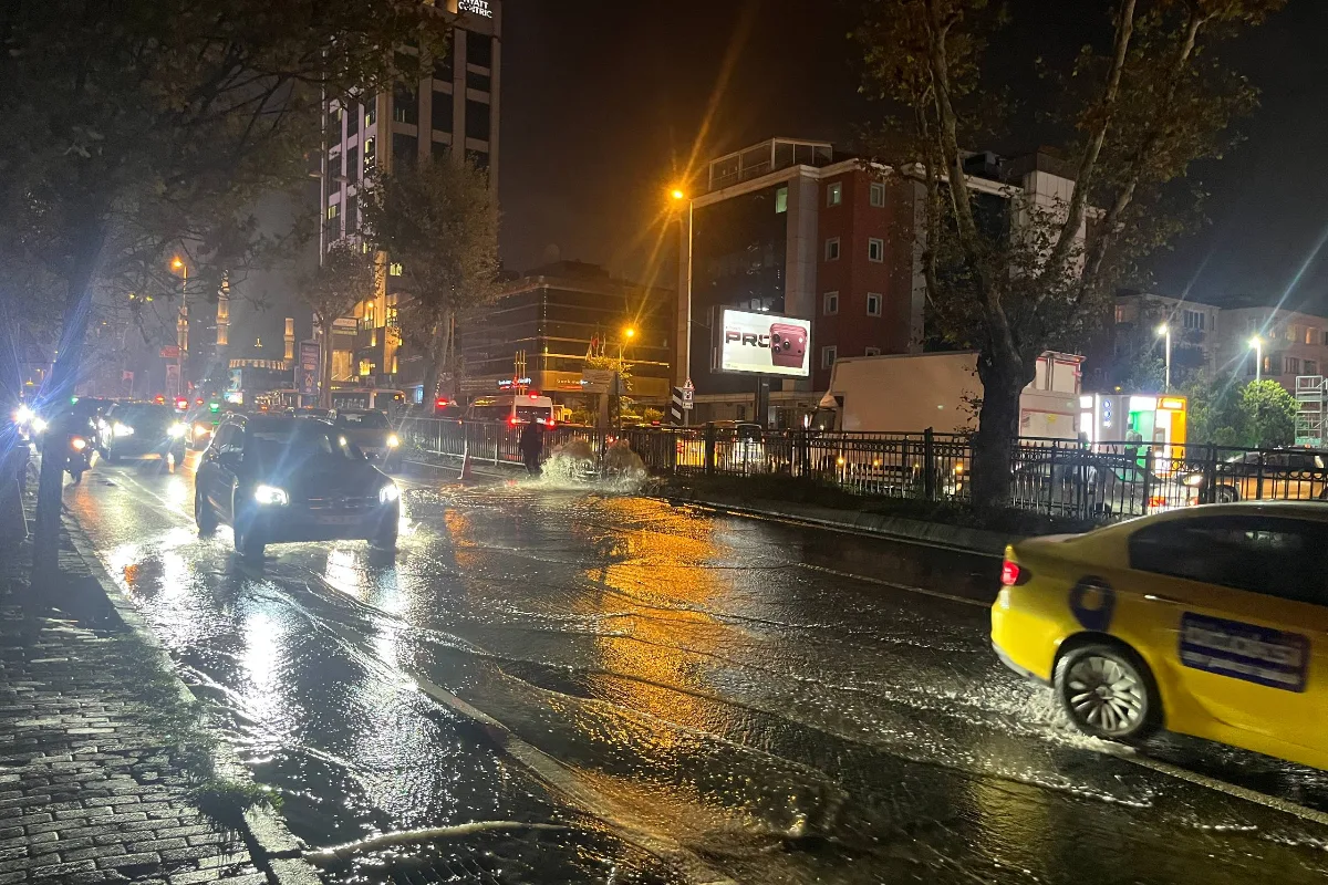 Una condotta idrica si rompe a Beşiktaş, allaga il sottopasso di Zincirlikuyu e rallenta il traffico