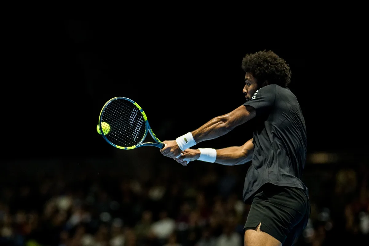 Arthur Fils vence a Giovanni Mpetshi Perricard y alcanza la segunda ronda en Basilea