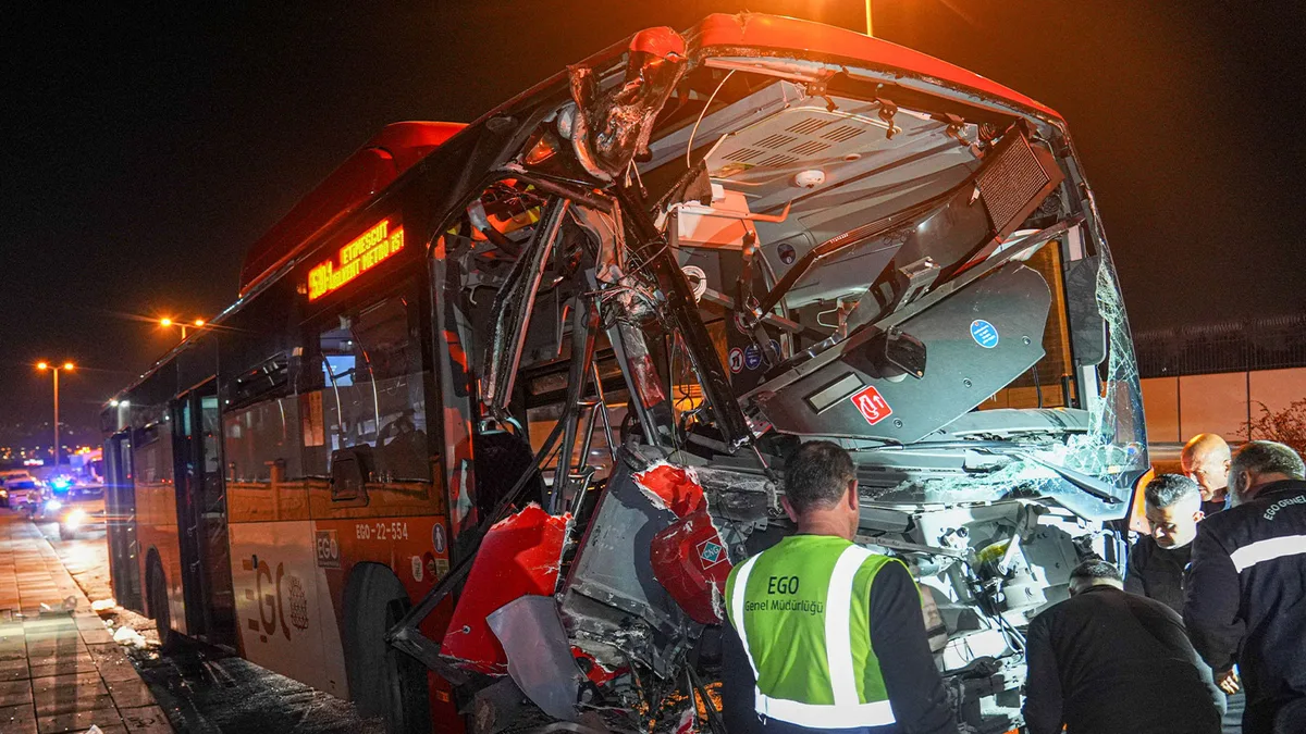 Ankara Bus Crashes Into Pedestrian Overpass Support, 24 Injured