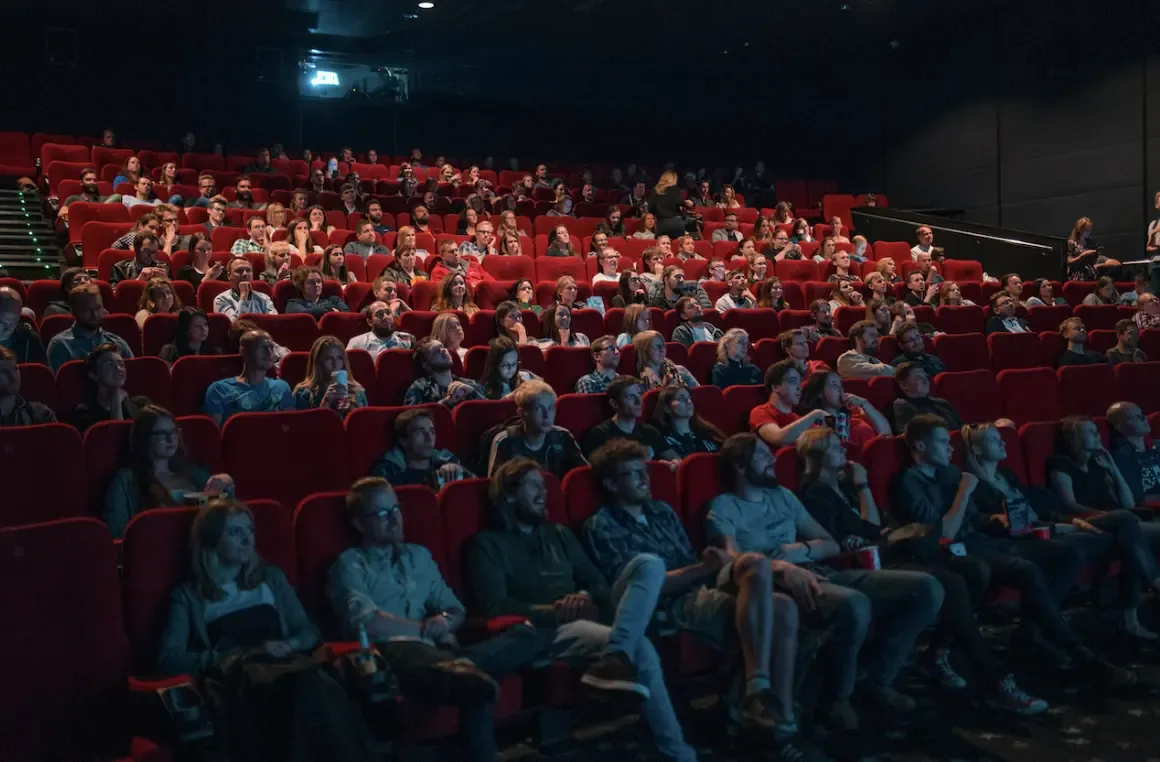 170 cineasti avvertono: il bilancio francese 2027 potrebbe mettere a rischio 80 film l’anno
