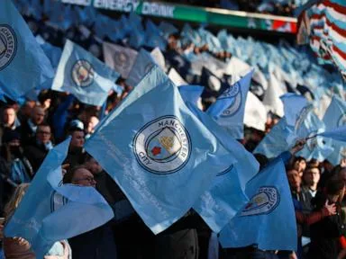 Il regolatore del calcio inglese dice che si dimetterebbe per interferenze politiche nel caso del Manchester City