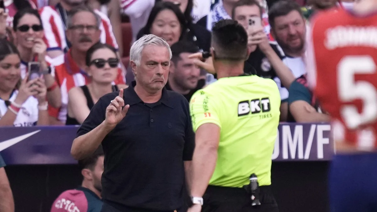 Jose Mourinho s'en prend à l'arbitre, montre des photos imprimées de cartons rouges manqués après le derby de Madrid