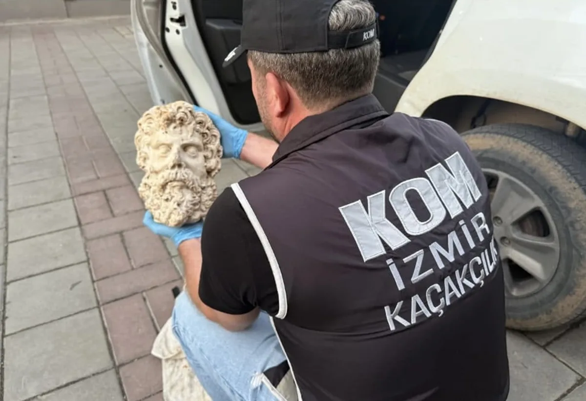 Sequestrata a İzmir una testa di statua di Zeus di epoca romana, risalente a 2.000 anni fa; tre fermati