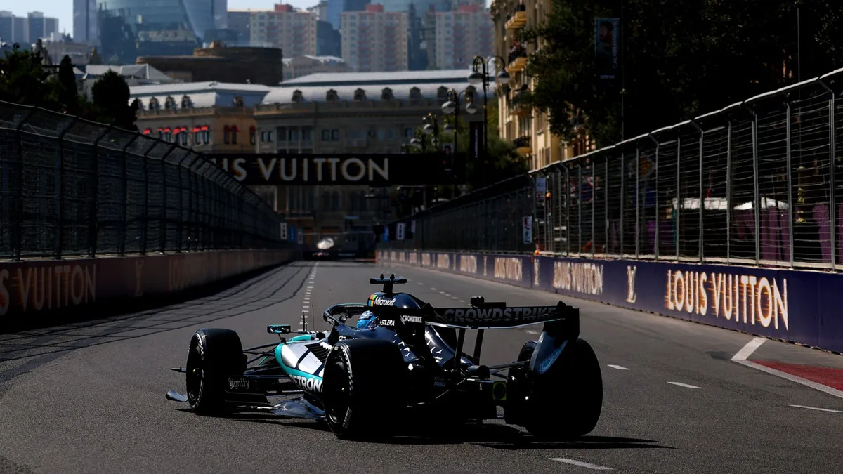 George Russell guida la prima sessione di prove al Gran Premio dell'Azerbaigian, mentre Kimi Antonelli affronta un problema idraulico