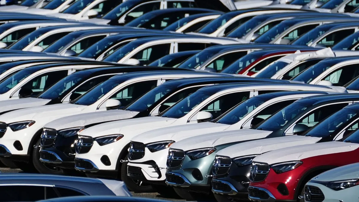 Mercedes-Benz Lowers Profit Forecast as China Business Weakens and Costs Rise