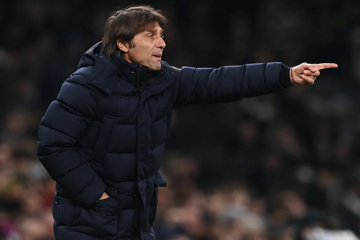 Antonio Conte affirme que les discussions avec Manchester United ne sont pas avancées et qualifie les informations de infondées
