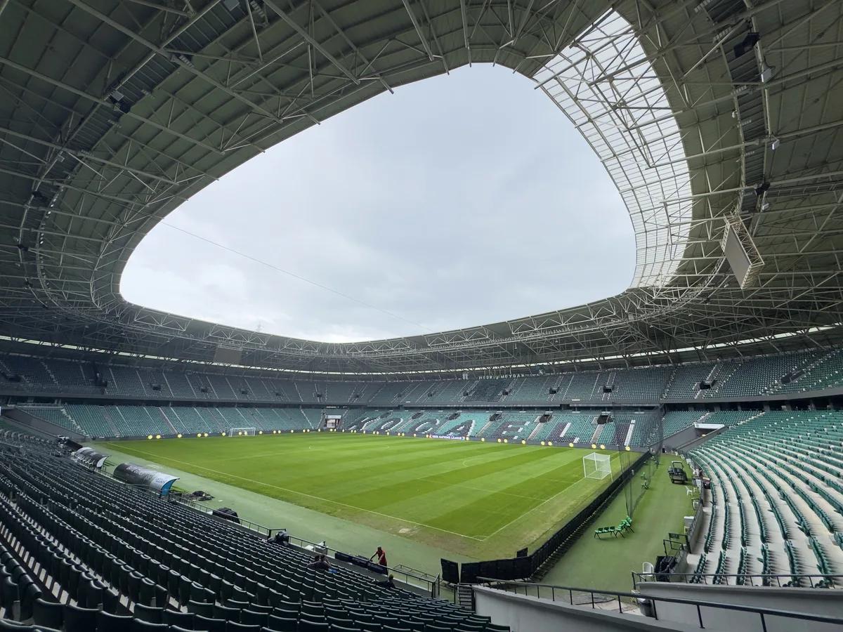 Kocaeli-Stadion bereitet sich auf das Spiel Türkei gegen Frankreich am 25. September vor