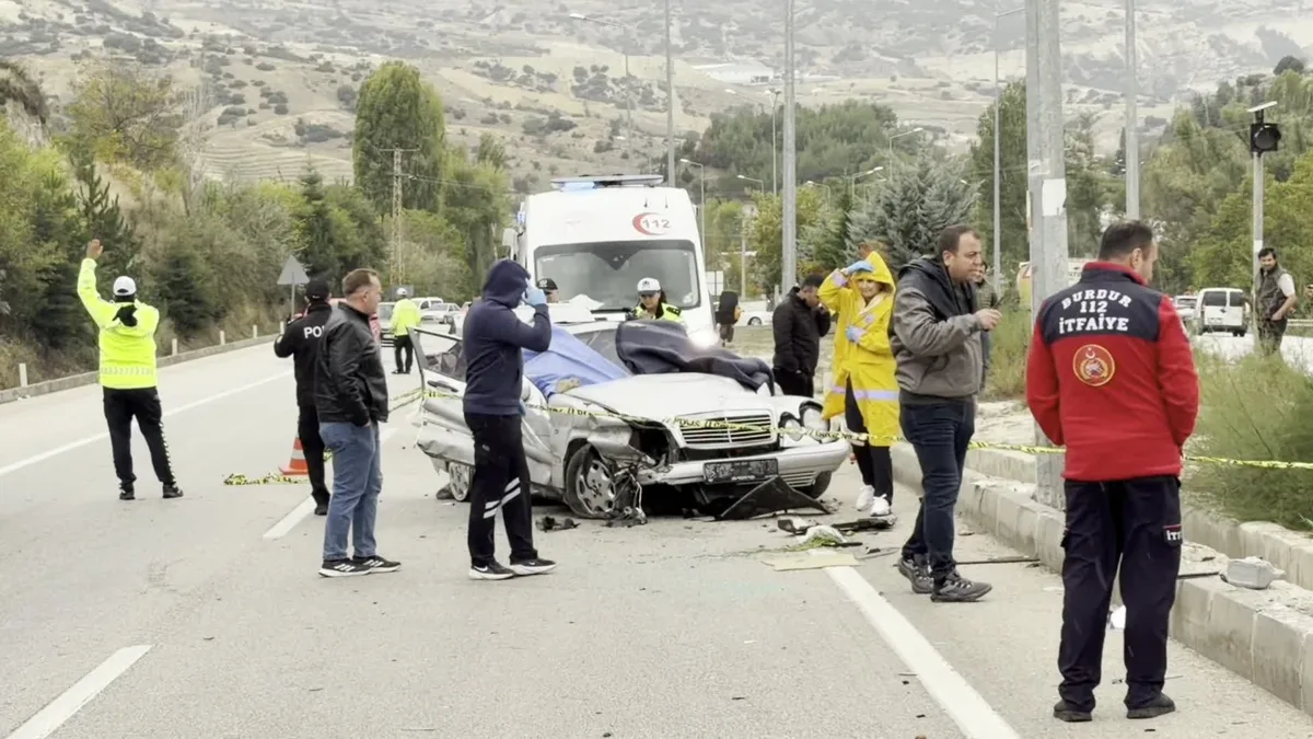 Ein Toter und vier Verletzte bei Unfall auf der Straße nach Burdur, als eine Familie zur Hochzeit fuhr