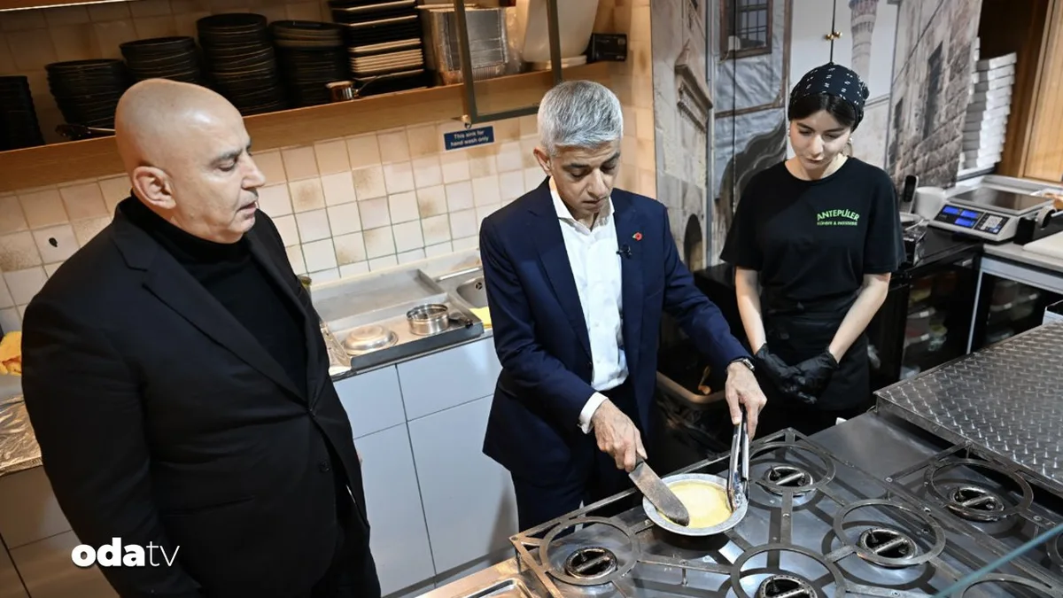 Burgemeester van Londen Sadiq Khan maakt künefe in een Turks restaurant
