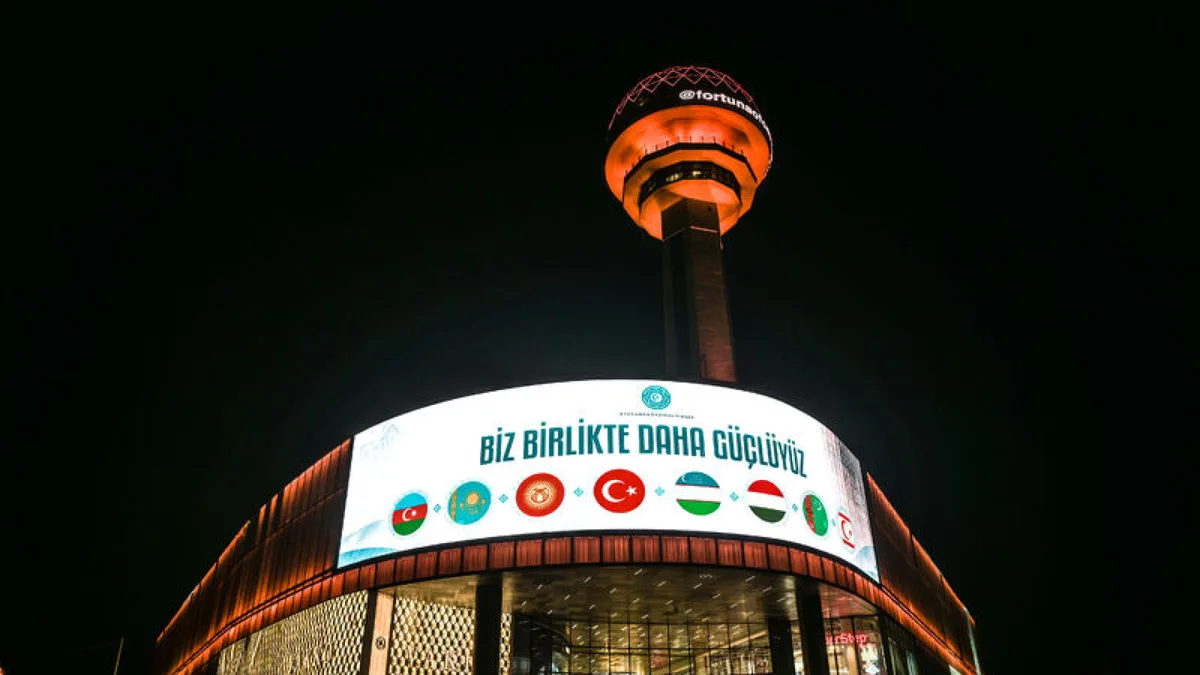 Turquía muestra mensajes visuales en Estambul y Ankara por la cumbre de los Estados túrquicos