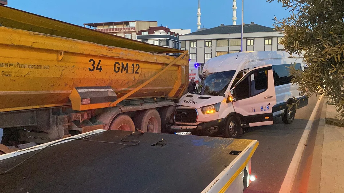 İstanbul Arnavutköy’de servis minibüsü park halindeki kamyona çarptı: Dokuz yaralı