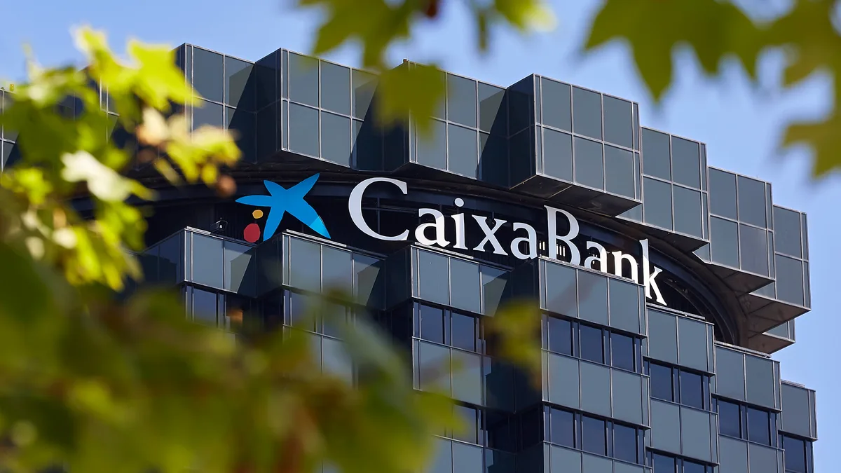 CaixaBank erzielt bis September einen Gewinn von 4,962 Milliarden Euro, ein Plus von 12,9 Prozent, und genehmigt eine Dividende von 1,281 Milliarden Euro