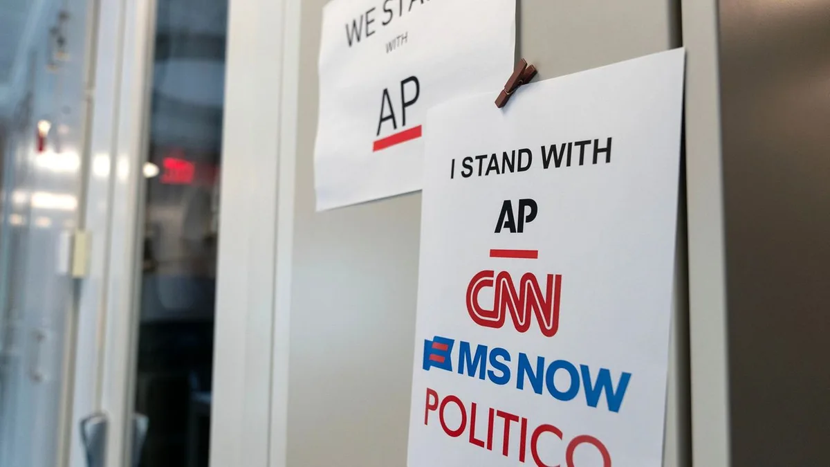 Donald Trumps geschil met de media gaat door, CNN uitgesloten van reis naar Tennessee