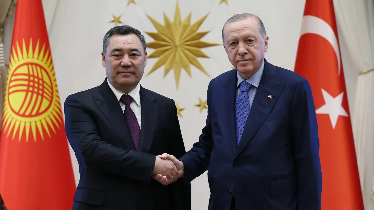 De Turkse president Erdoğan ontmoet de Kirgizische president Sadyr Japarov in Ankara