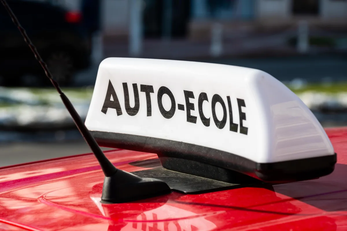 La hausse des coûts du carburant pousse les auto-écoles françaises à augmenter leurs tarifs jusqu’à 200 euros