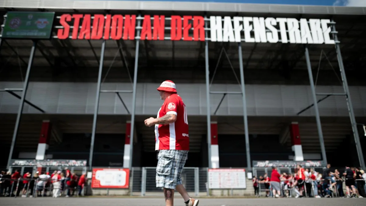 Unbekannte betonieren Gästebereich-Eingang am Essener Stadion vor Pokalspiel gegen RB Leipzig zu