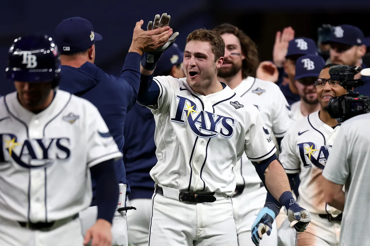 Tampa Bay Rays slaan in de 12e inning toe tegen Brewers en dwingen wedstrijd 5 van de World Series af