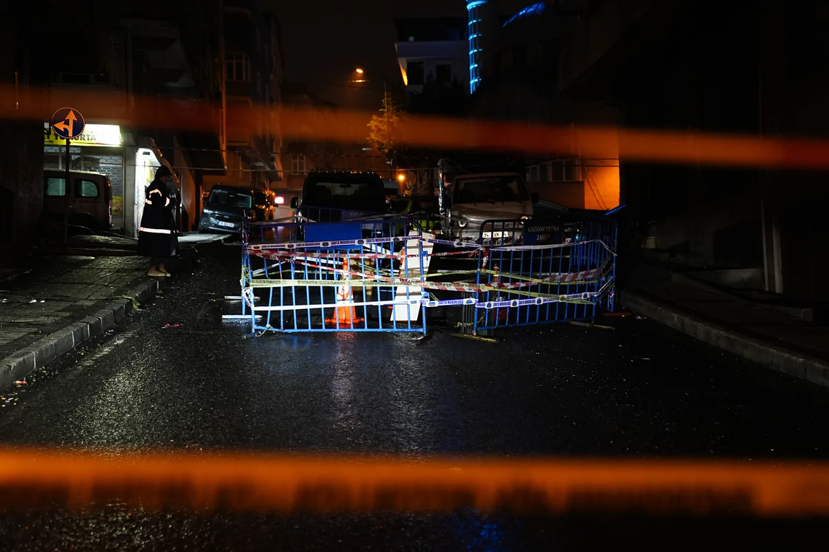 Le forti piogge causano il parziale cedimento di una strada a Gaziosmanpaşa, Istanbul