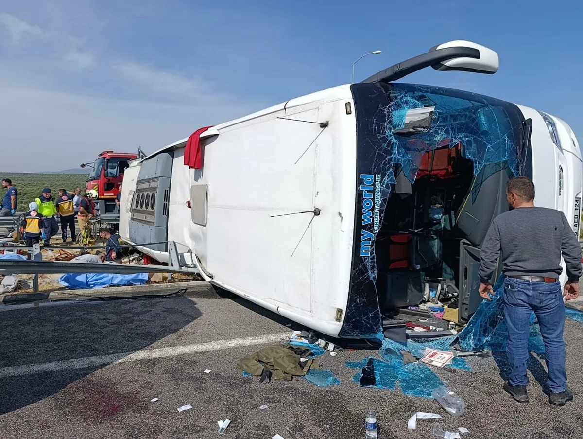 Bus en vrachtwagen botsen in West-Turkije: minstens 11 doden en 27 gewonden