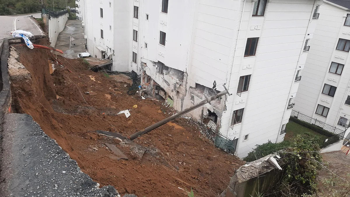 Landslide and Retaining Wall Collapse Prompt Evacuation of 9 Buildings in Gölcük