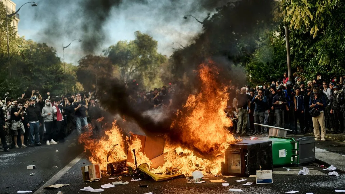 Le proteste scolastiche continuano in Francia, Macron chiede moderazione