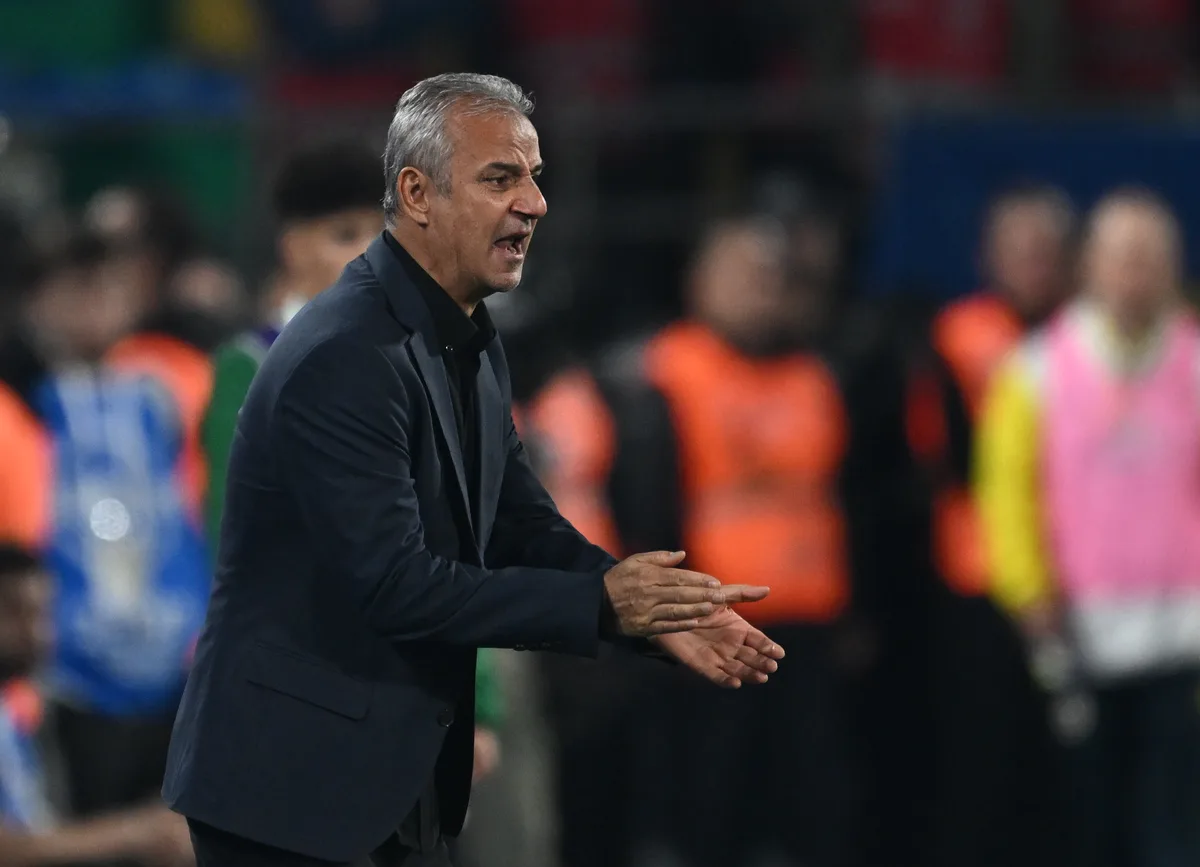 L’entraîneur de Fenerbahçe, İsmail Kartal, félicite son équipe après sa victoire 3-0 contre Çaykur Rizespor