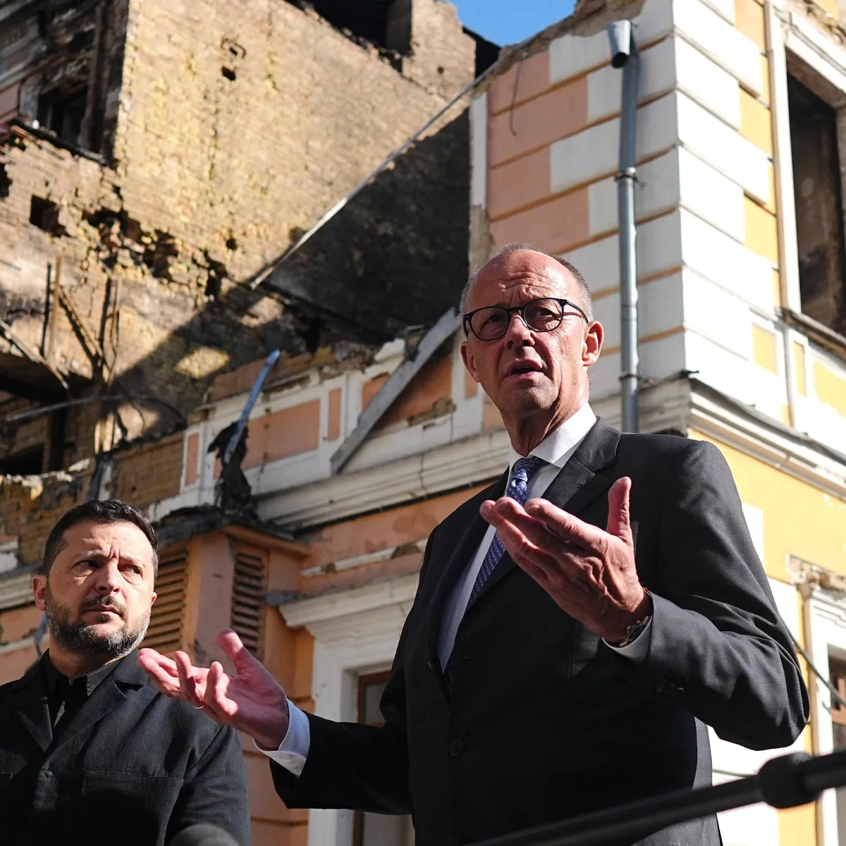 El canciller Merz visita Kiev y pide a Putin que detenga los ataques rusos