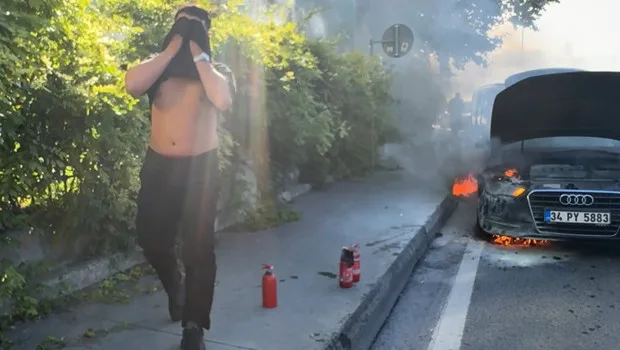 Une voiture prend feu dans le quartier de Kağıthane à Istanbul, des passants utilisent un extincteur et une bouteille de soda