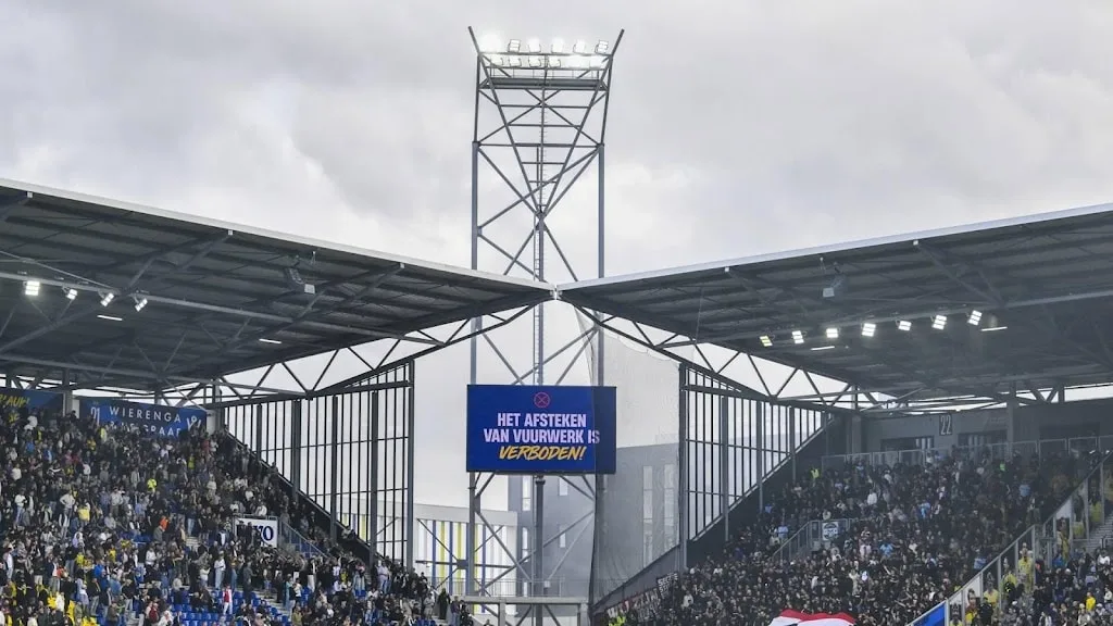 Feyenoord krijgt boete van 7.500 euro en voorwaardelijk uitreisverbod voor fans na vuurwerk