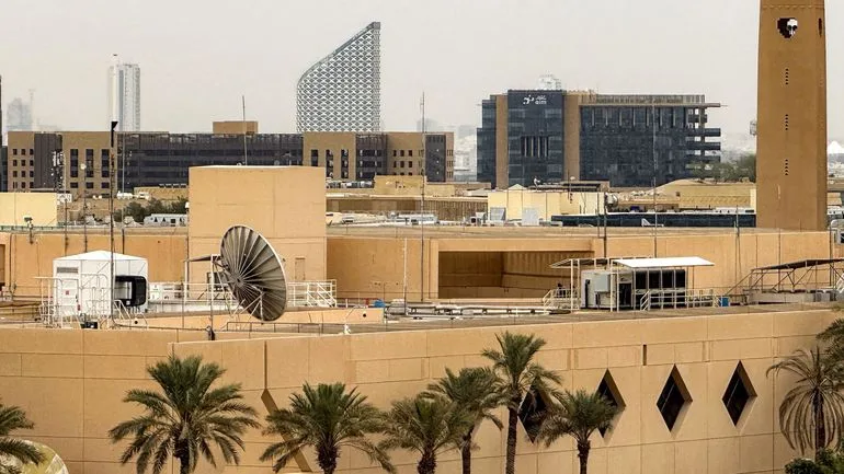 US Orders Embassy Staff and Families to Leave Riyadh Amid Houthi Attacks