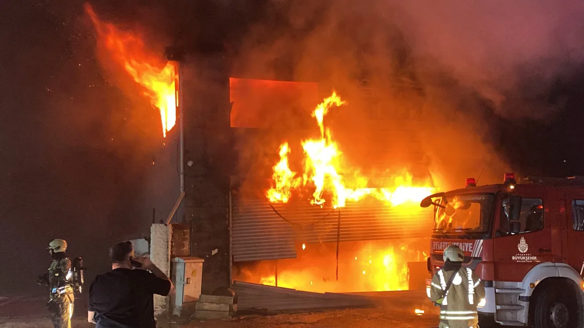 Fire in Esenyurt, Istanbul Damages Six Businesses Including a Factory