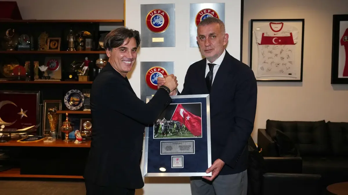 TFF-Präsident Hacıosmanoğlu verabschiedet den früheren Türkei-Trainer Montella