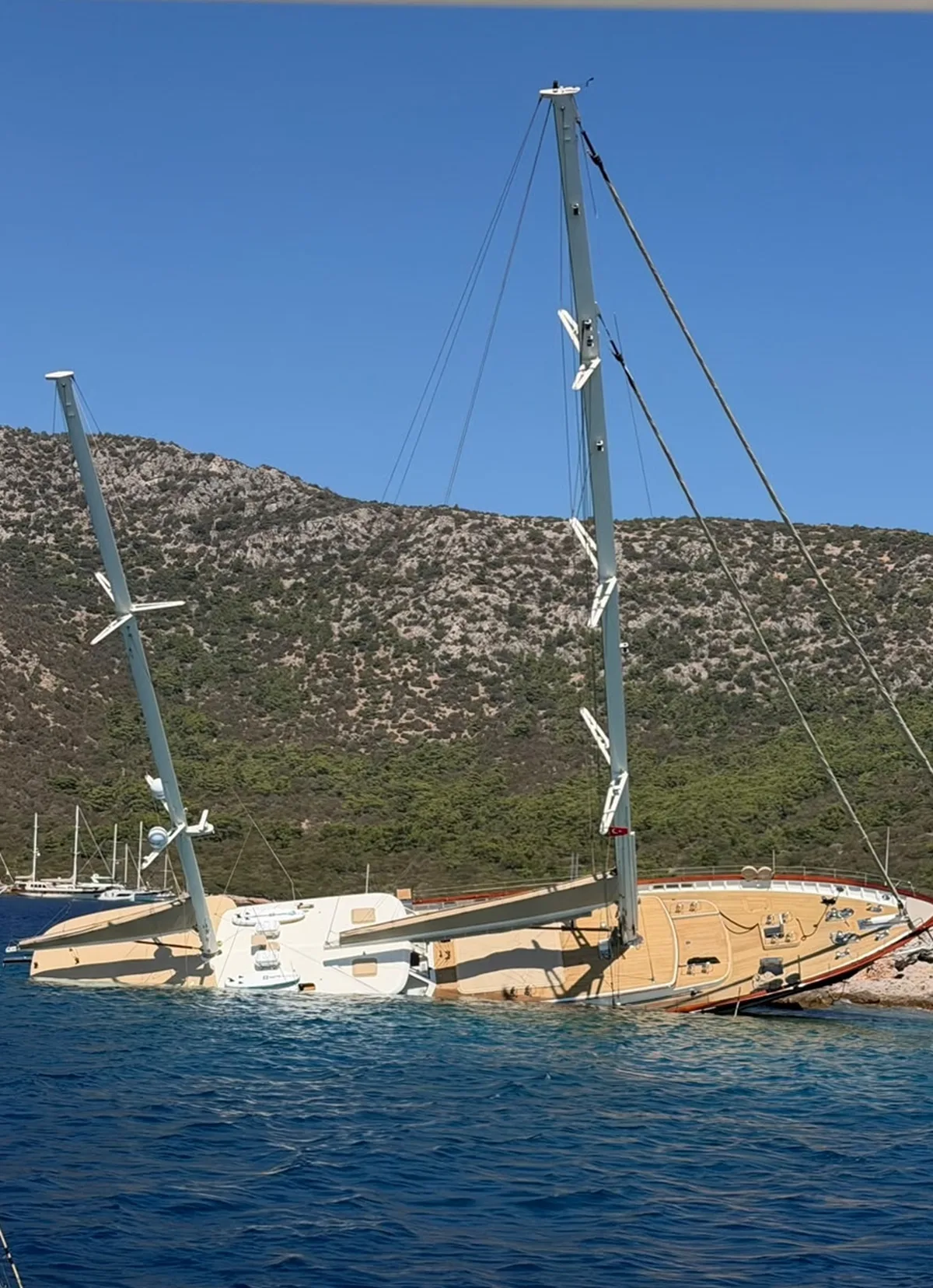 Bodrum'da Lüks Gulet Kayalıklara Çarptı, Alabora Oldu; 11 Kişi Kurtarıldı