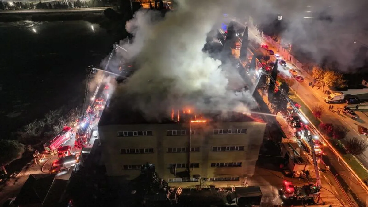 Incendio sul tetto di una fabbrica di scarpe a Tuzla, intervengono i vigili del fuoco
