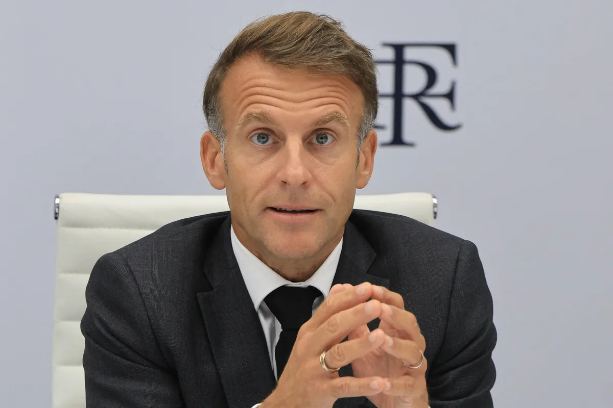 Drie jaar na de aanval van 7 oktober belooft Emmanuel Macron antisemitisme en terrorisme te bestrijden