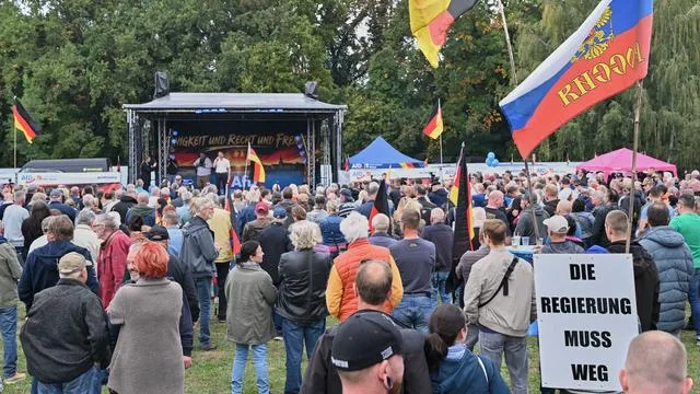La polizia indaga sugli attacchi ai YouTuber durante un evento AfD a Fürstenwalde