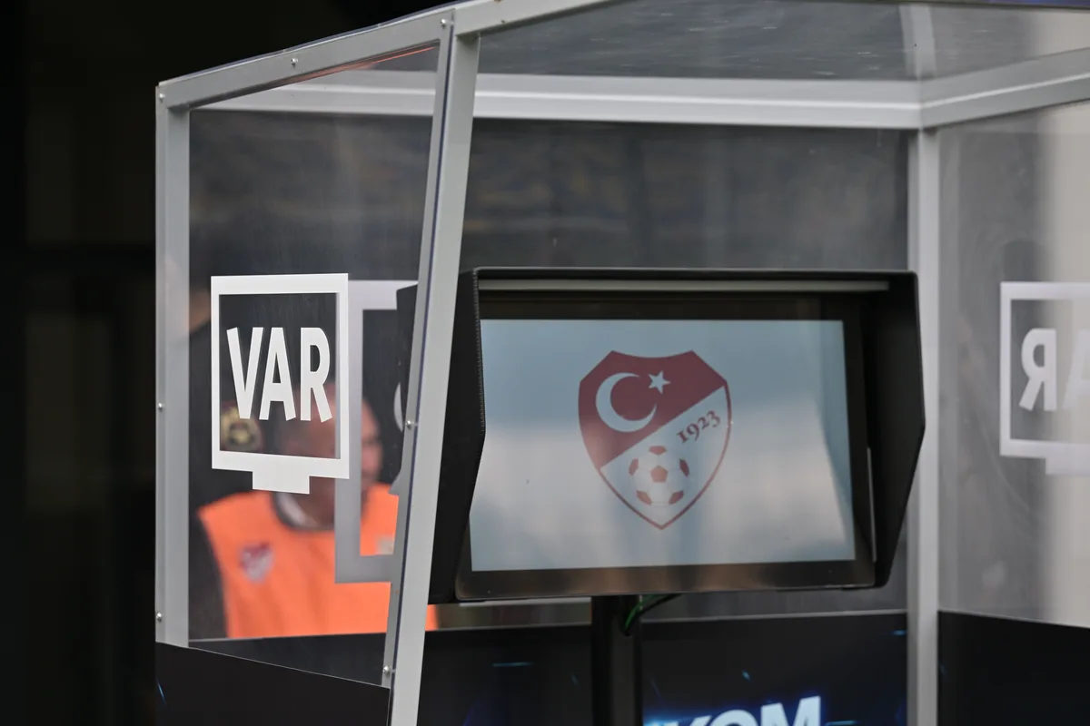 Ungarischer VAR-Schiedsrichter Ferenc Karako für das Spiel Fenerbahçe gegen Eyüpspor ernannt