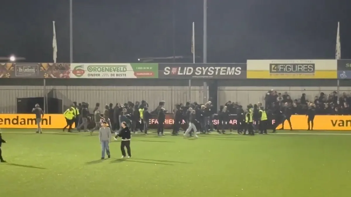 Scontri tra tifosi dopo la partita di Coppa d’Olanda tra Kozakken Boys e FC Utrecht a Werkendam