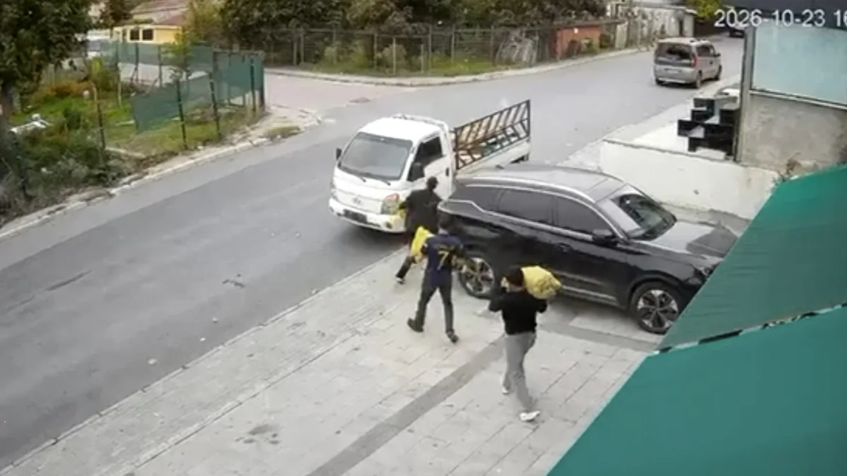 Ladri rubano 200 chili di patate davanti a un mercato nel distretto di Avcılar, a Istanbul