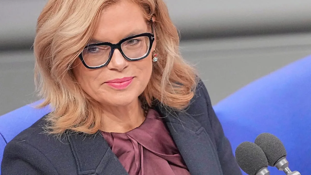 Julia Klöckner fordert strengere Sicherheitsmaßnahmen im Bundestag, nachdem Waffen an den Eingängen gefunden wurden