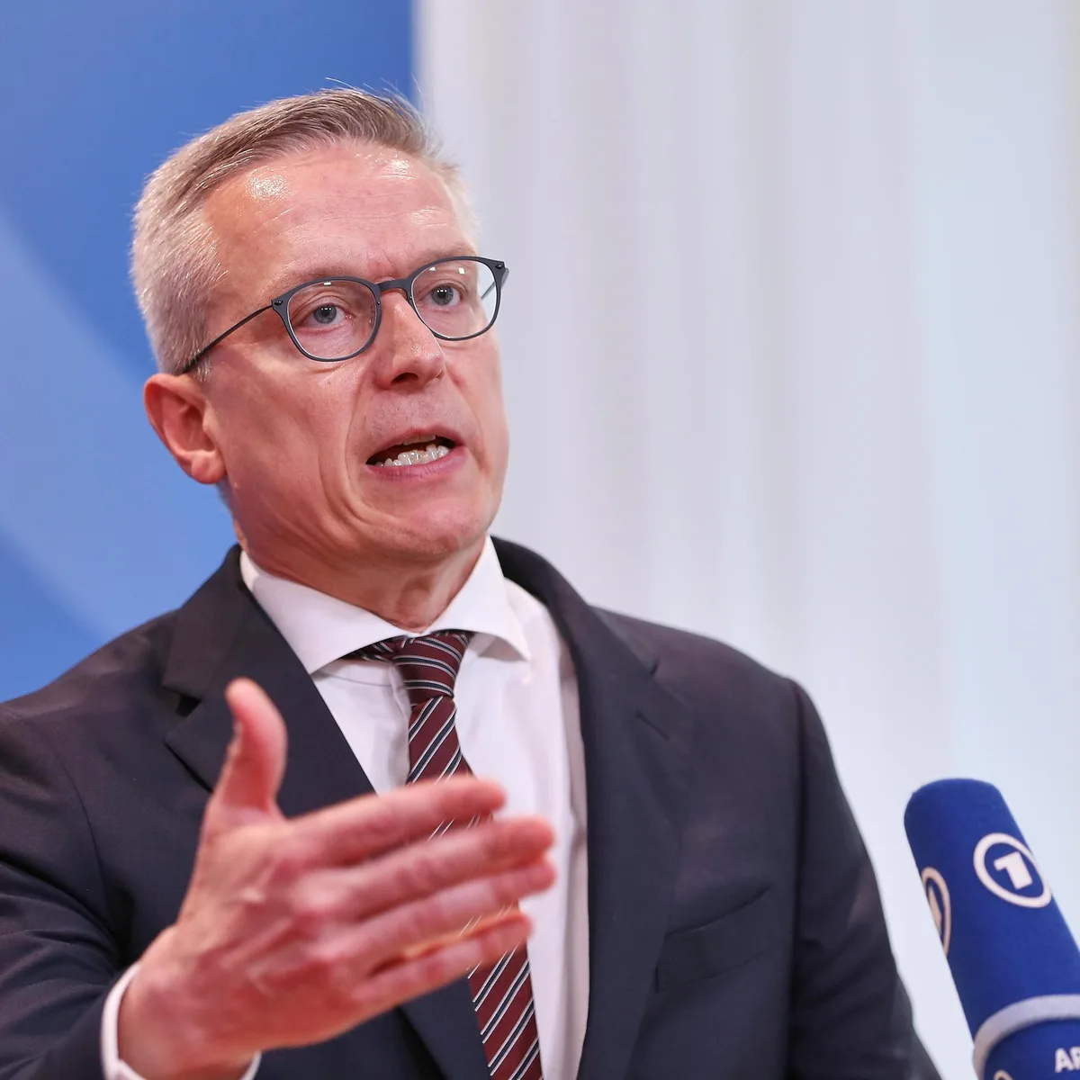 Il ministro tedesco del Digitale Karsten Wildberger propone una tassa sui ricavi generati dall’IA